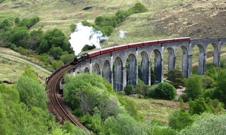 the-harry-potter-train-crossing-glenfinnan-viaduct-oi